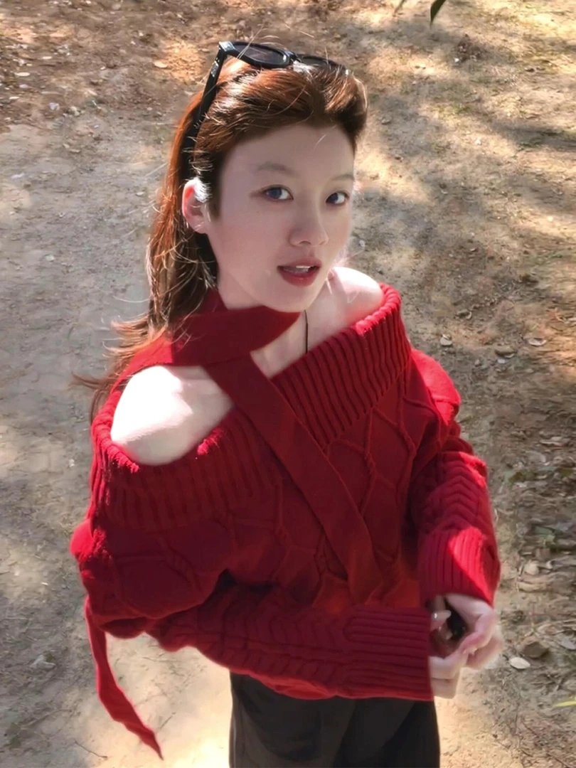 一字肩红色针织毛衣女秋冬季圣诞氛围感穿搭厚款内搭绝美露肩上衣