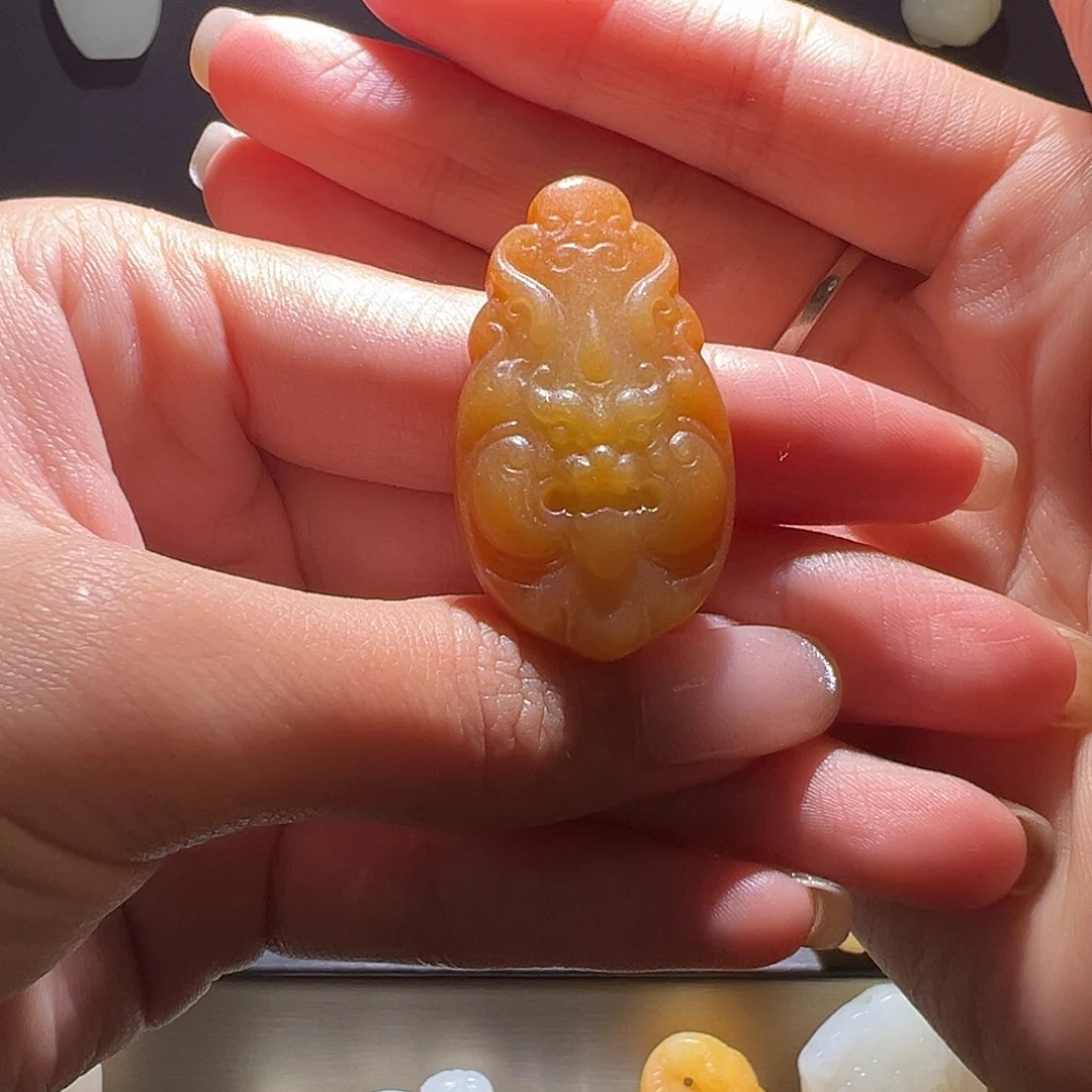 徐***辰和田玉未镶嵌颈饰
