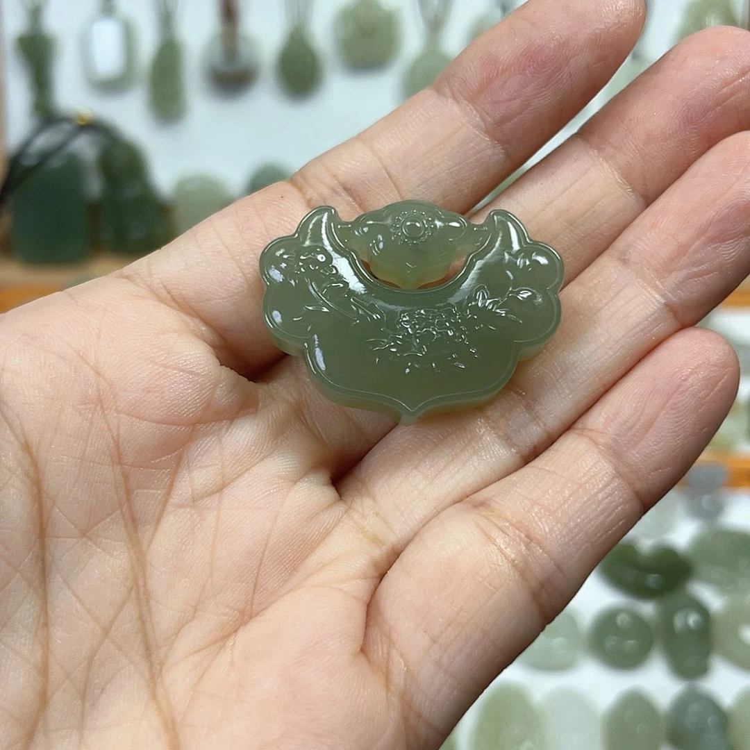 和田玉未镶嵌颈饰周****花