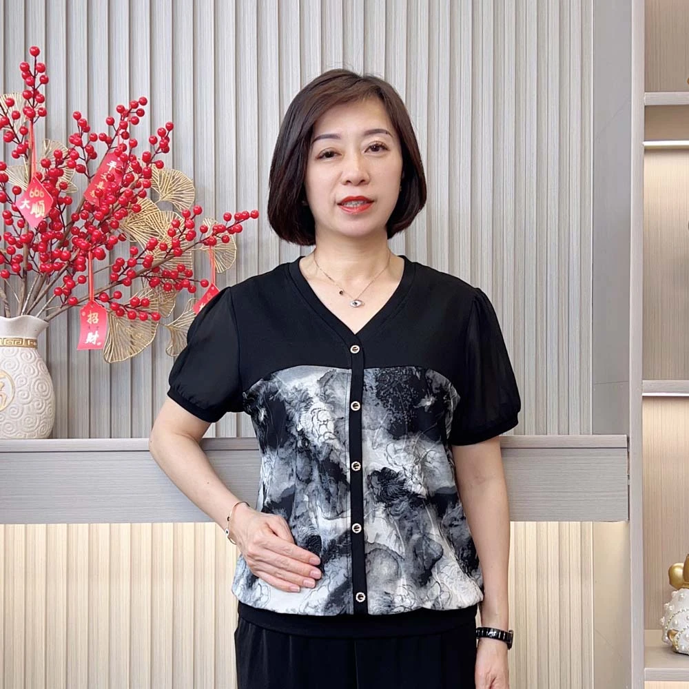 夏季新款洋气百搭中老年妈妈装减龄宽松显瘦气质拼接V领短袖上衣