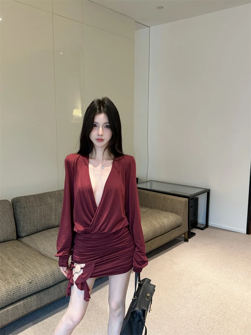 纯欲早秋季新款性感露背设计感褶皱长袖气质独特显瘦连衣裙女