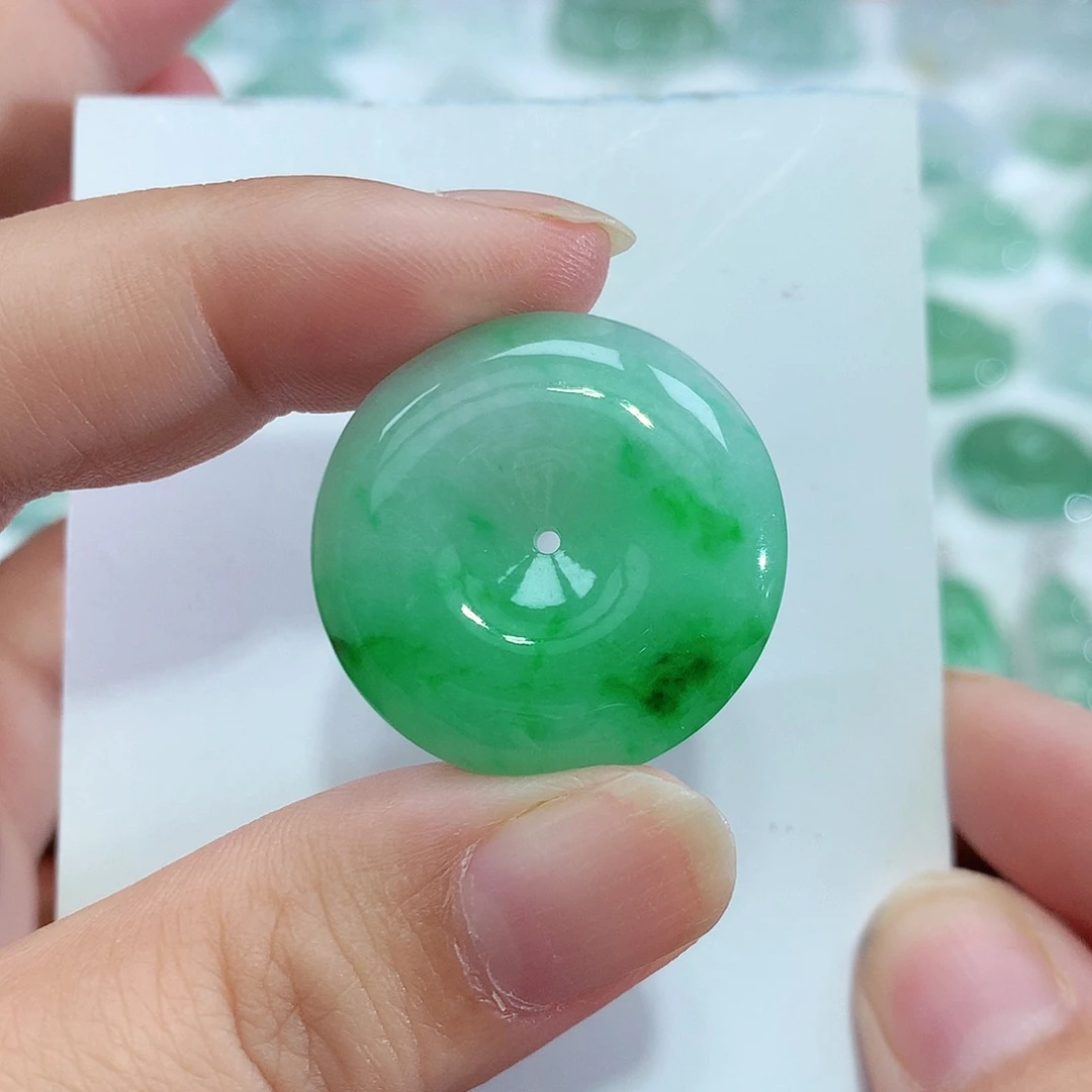 翡翠未镶嵌颈饰平安扣