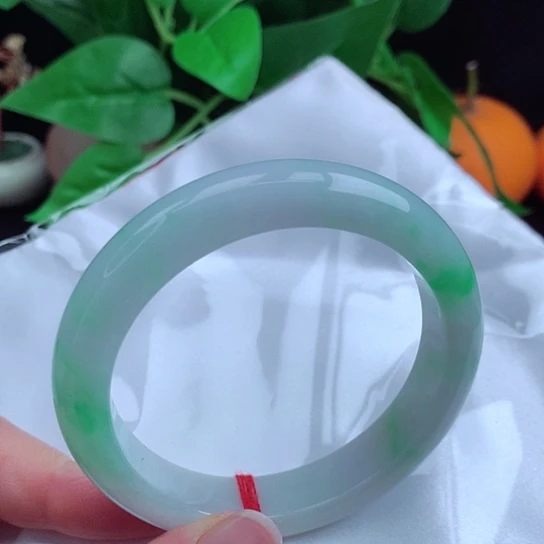 翡翠手镯未镶嵌    正圈56-57 白底青