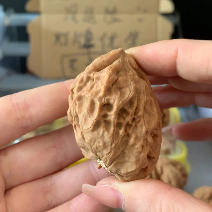 野***横吊坠文玩核桃异形单只，有瑕疵