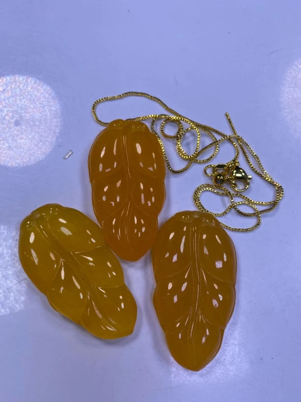 鸡油黄叶子吊坠发一个L01