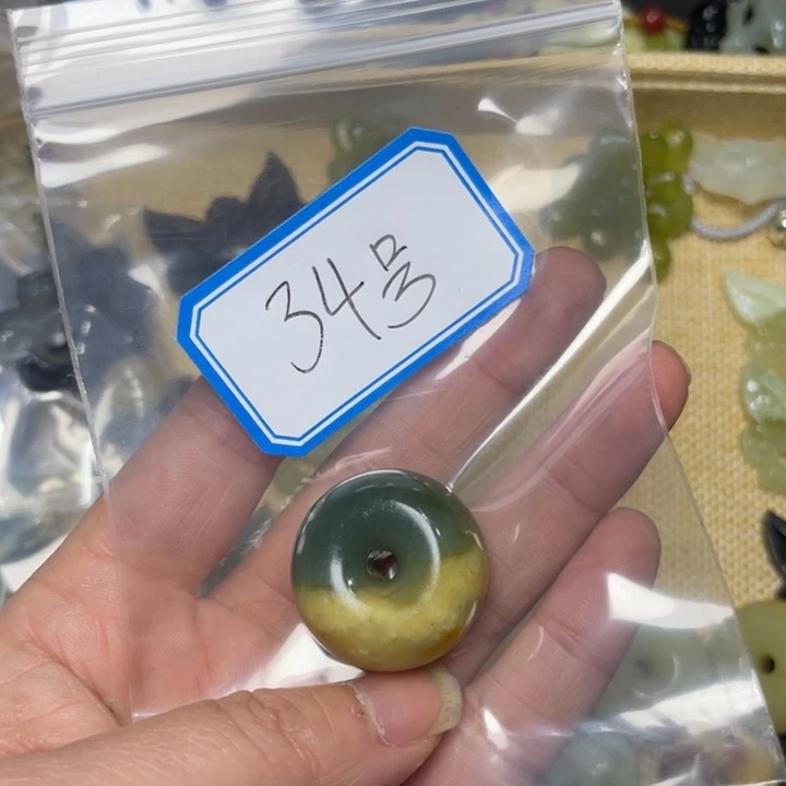 蛇纹石玉颈饰合金张**?