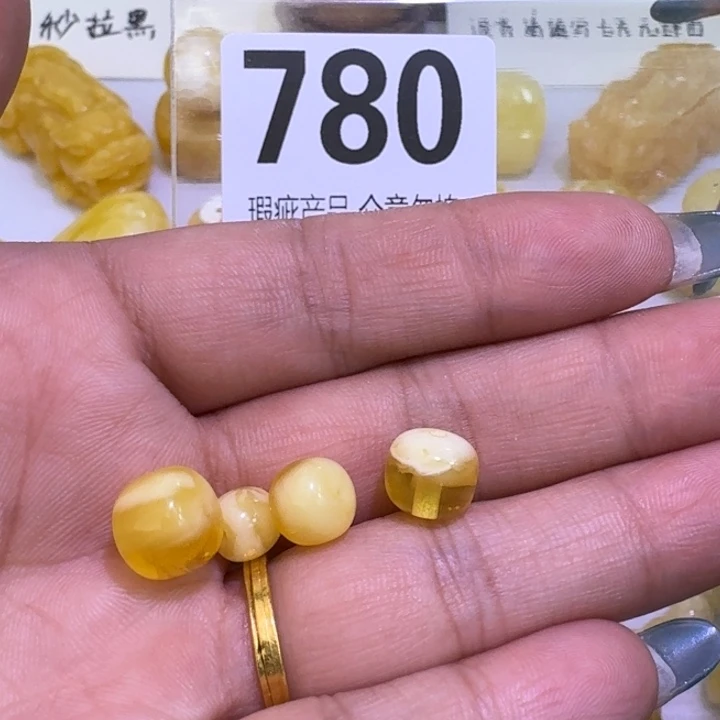 W****裸石琥珀未镶嵌裸石