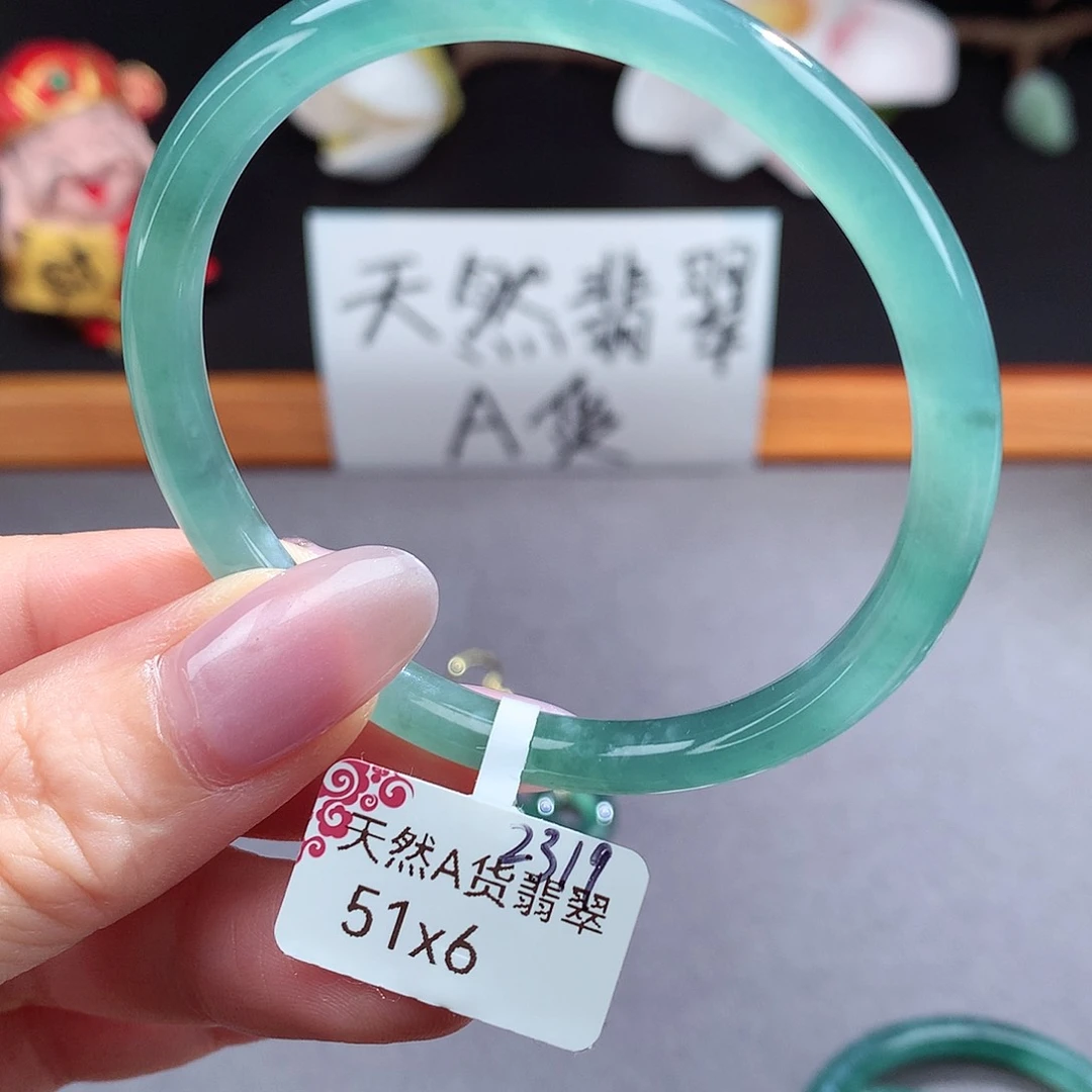 翡翠手镯（圆镯）未镶嵌与**进