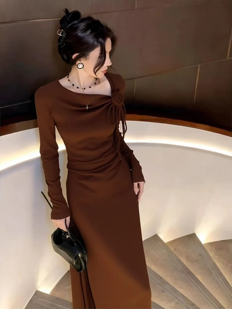 巨好看的秋季富家千金出席重要场合收腰显瘦配大衣咖色针织连衣裙