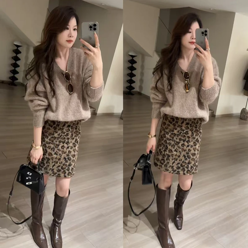 2026年早春一整套新款韩系百搭v领针织上衣高腰豹纹短裙两件套装