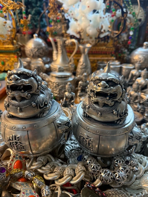 雅雅信誉店摆件.