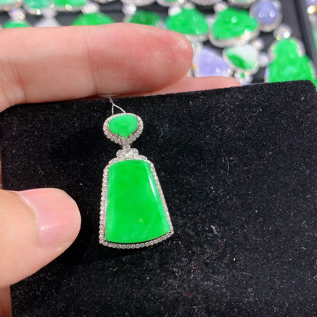 翡翠18K金镶嵌颈饰