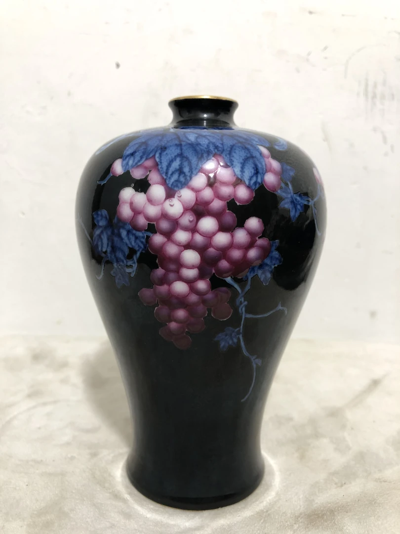 墨地葡萄纹小梅瓶