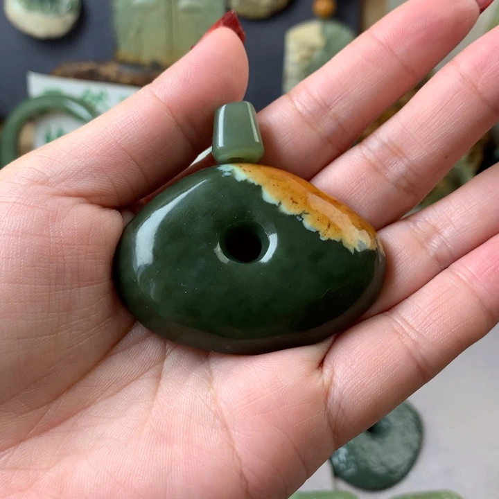 岫岩河磨玉（透闪石质玉）挂件未镶嵌轻**月