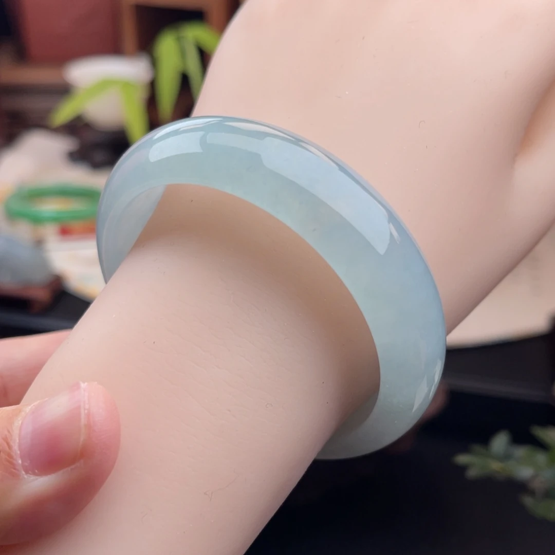 未镶嵌手镯翡翠蓝晴 轮胎 很冰