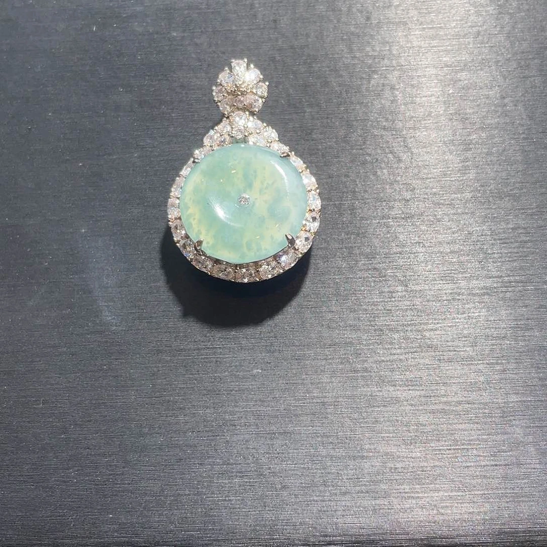 翡翠未镶嵌颈饰是****°平安扣
