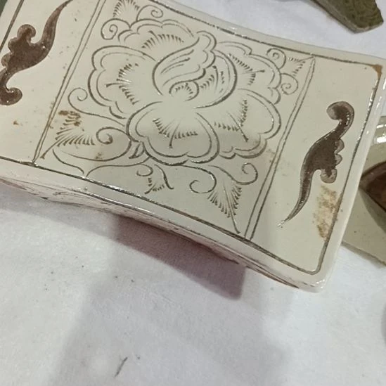 器物完整完好，品相完好