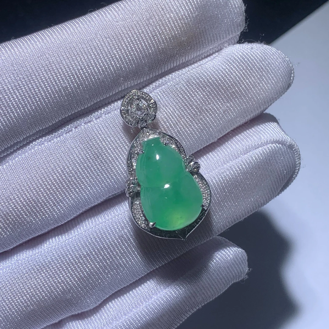 ZY-0626-2-10  天然缅甸翡翠A货   18K金葫芦吊坠