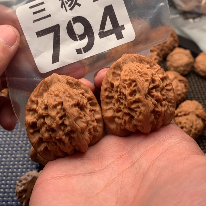 文玩核桃吊坠红狮子