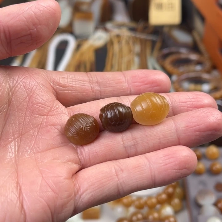 苏***袍和田玉（糖玉）未镶嵌颈饰