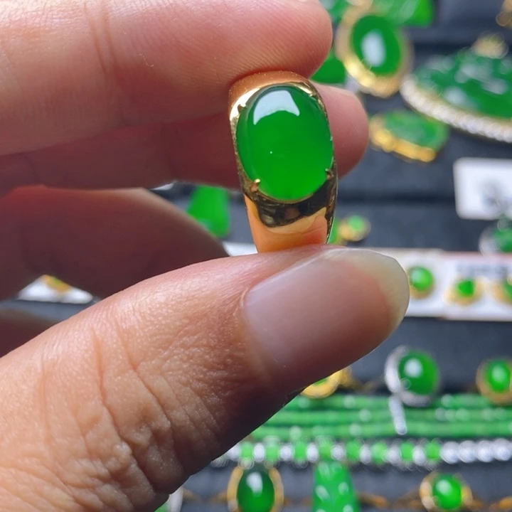 老***哥18K金镶嵌戒指翡翠
