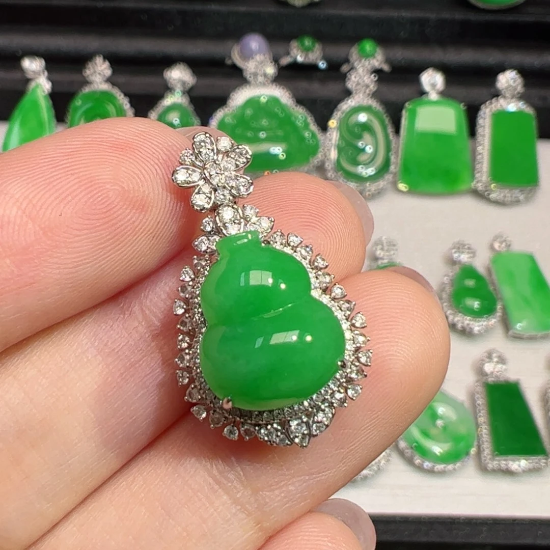 颈饰18K金镶嵌翡翠