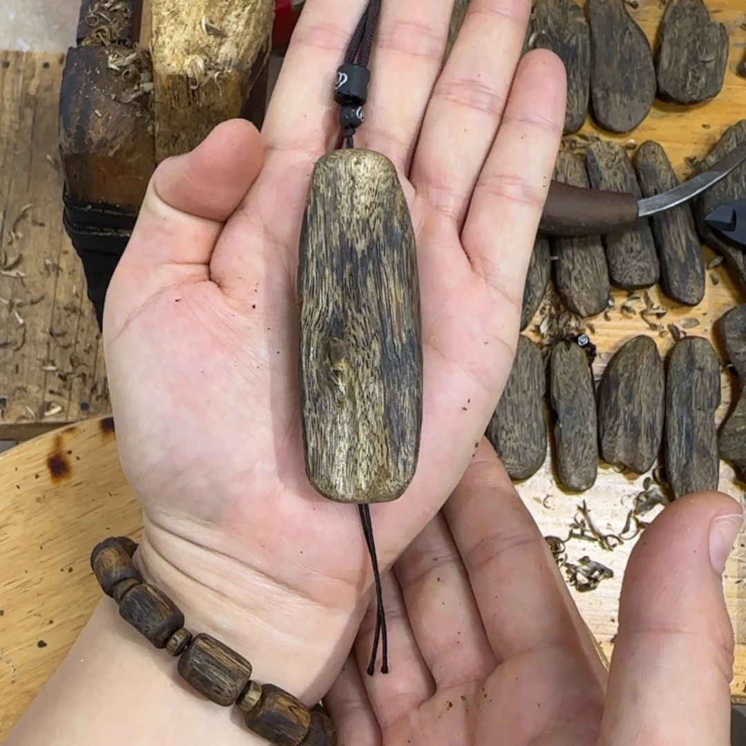 吊坠沉香奇楠沉香虫漏孔料随形吊坠