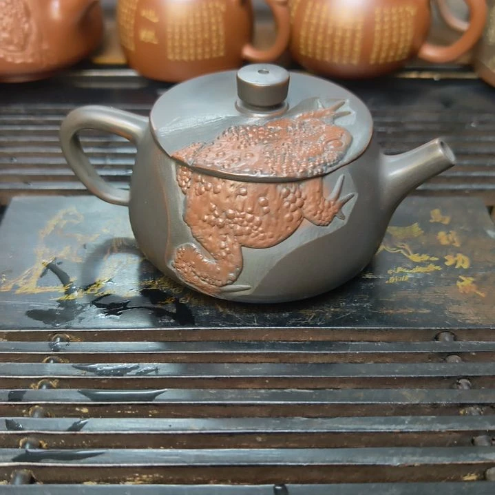 坭兴陶220cc宽口金蟾浮雕茶壶