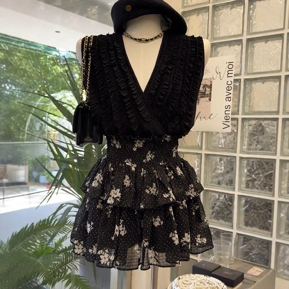 季复古气质黑色领无袖背心小衫女夏季新款碎花字蓬蓬短裙两件套装