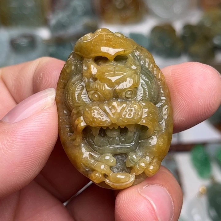 翡翠未镶嵌颈饰老虎