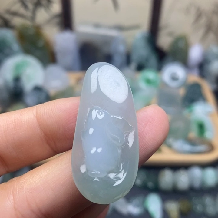 翡翠未镶嵌颈饰兔子