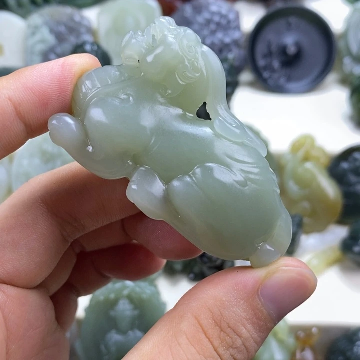 秦***德颈饰未镶嵌和田玉
