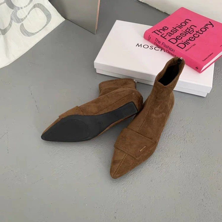 复古绒面气质尖头粗跟弹力瘦瘦靴2025新款显瘦配裙子英伦风时装靴