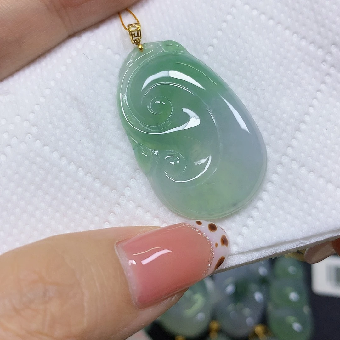 颈饰18K金镶嵌翡翠挂件
