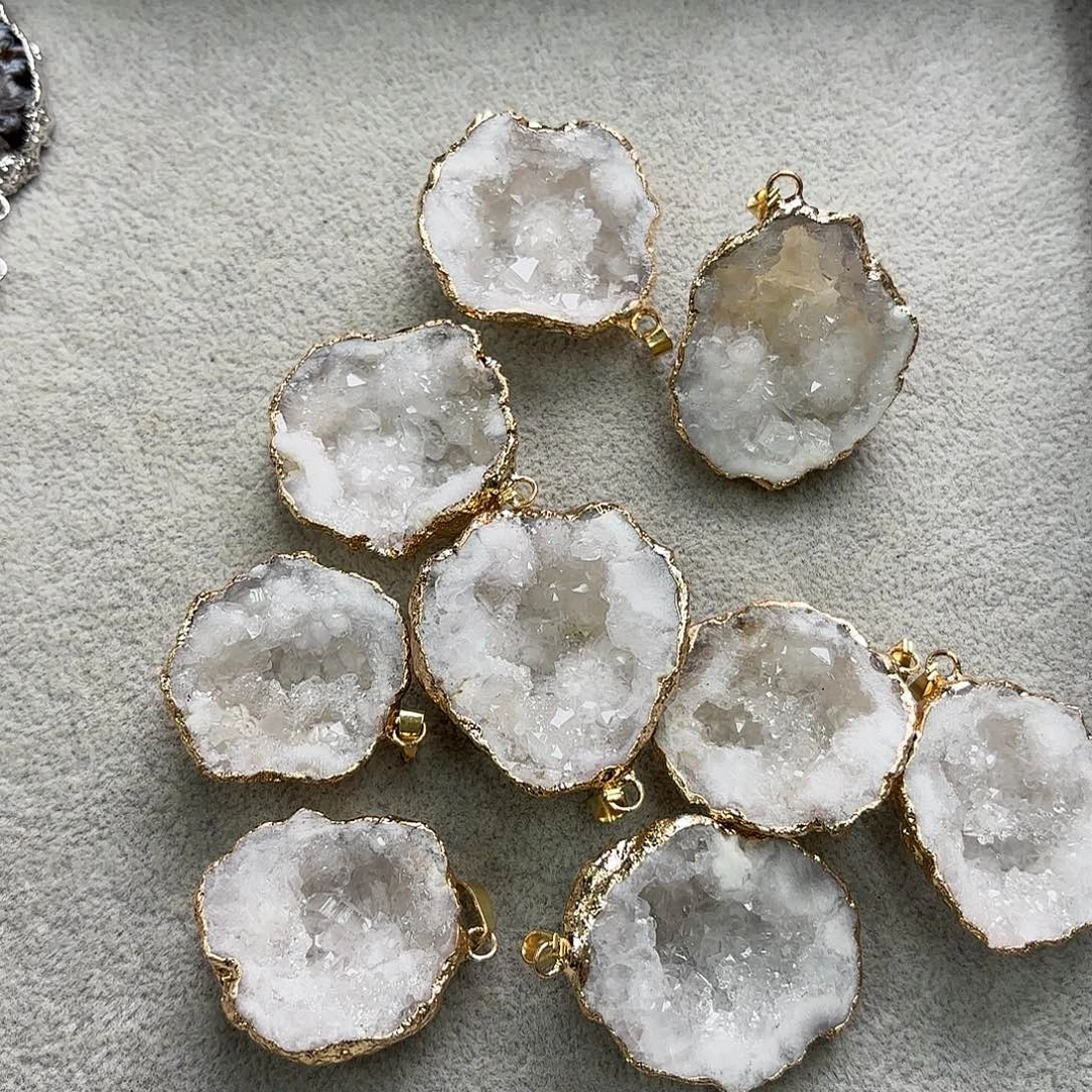 玛瑙/玉髓未镶嵌珠宝半成品玛瑙原皮晶洞一颗