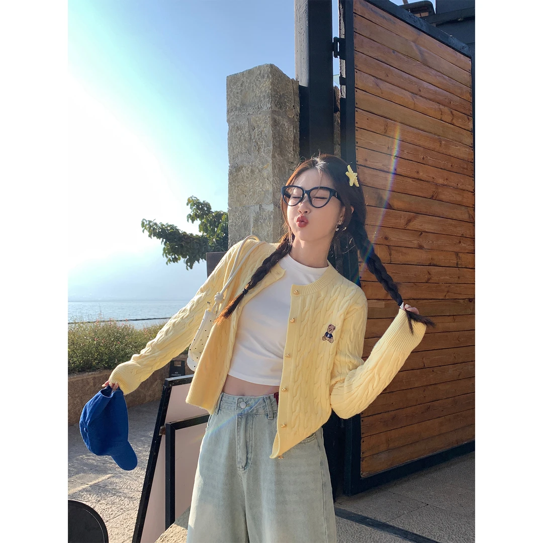 苏三三黄色圆领毛衣外套女秋冬2025新款韩系百搭针织开衫短款上衣