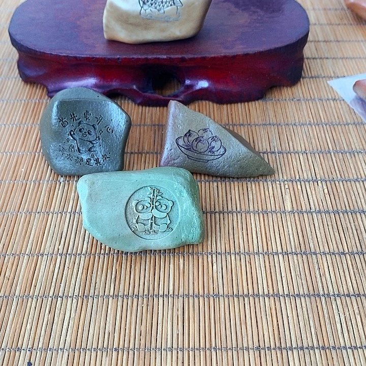 叶***原石雕刻工艺品手把摆件
