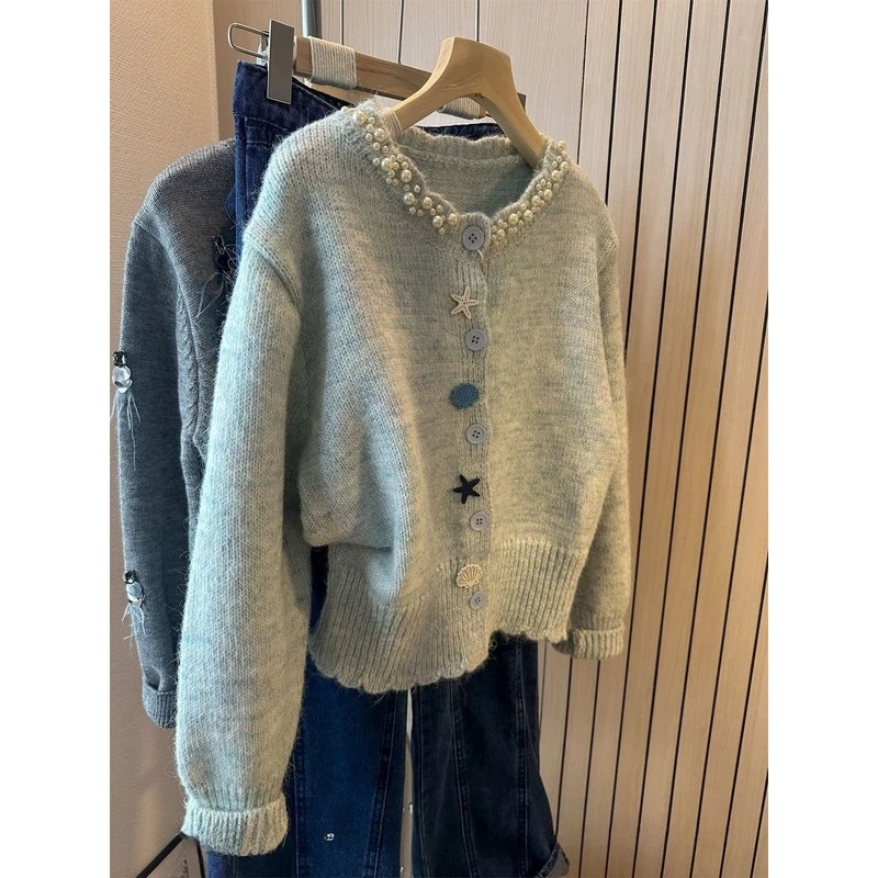 浅蓝色圆领烫钻设计针织开衫女年冬款重工海洋贝壳扣毛衣