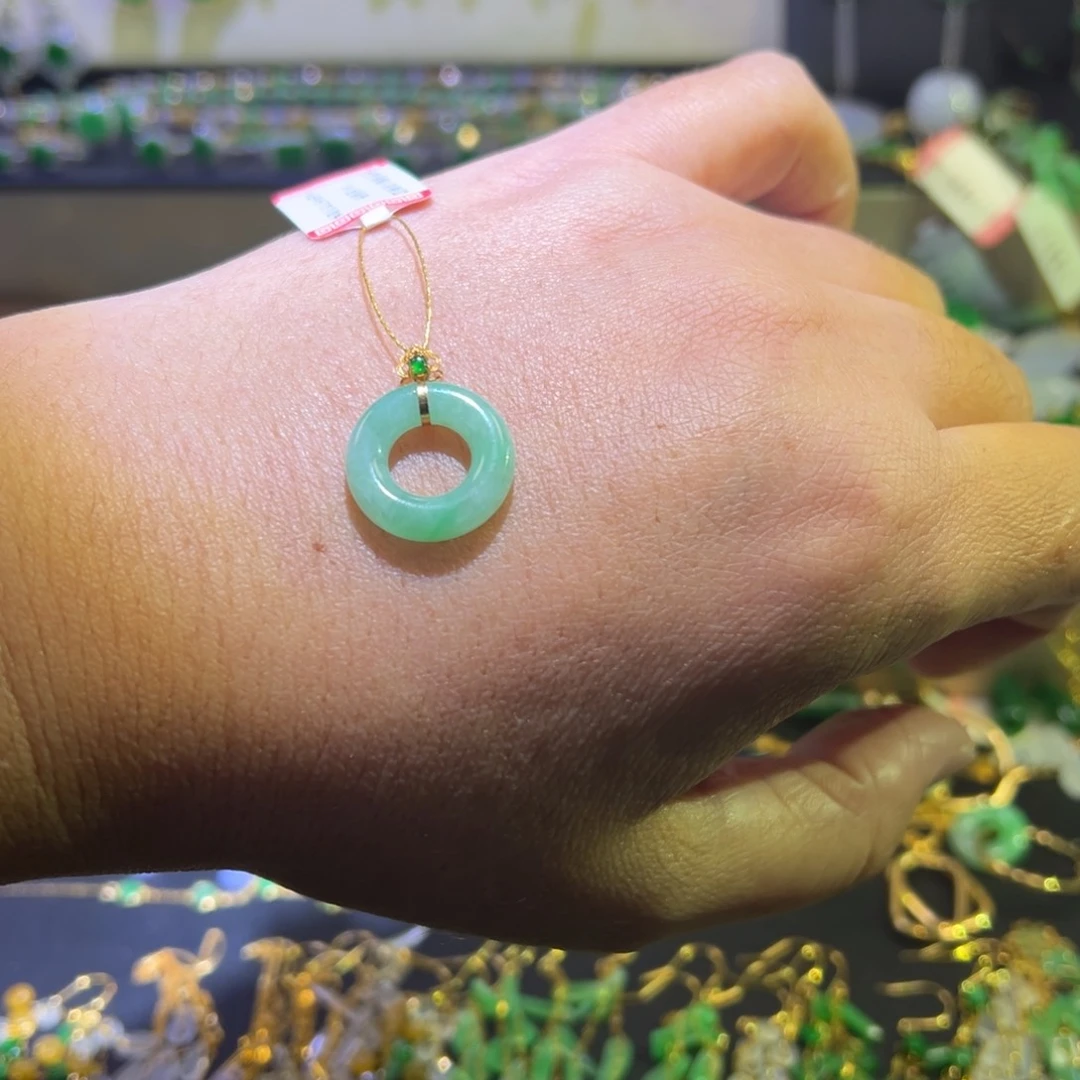 颈饰18K金镶嵌翡翠吊坠