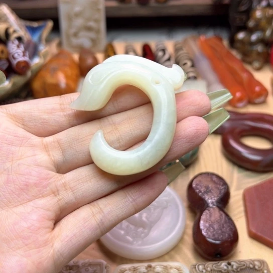 蛇纹石玉未镶嵌颈饰