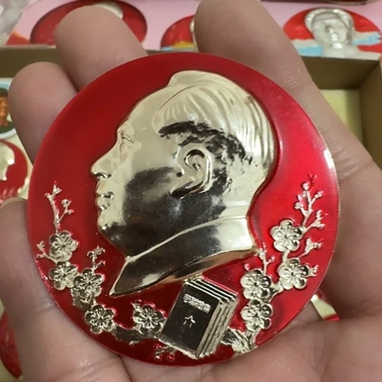 鸿***芯其他普通金属圆形红色人物形象