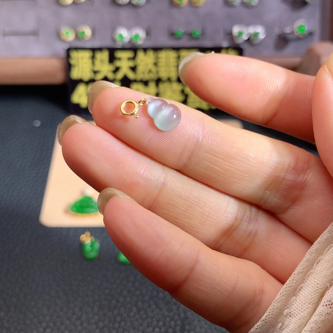 颈饰18K金镶嵌翡翠葫芦