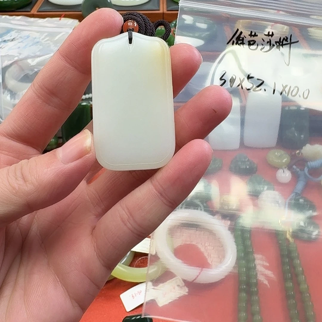 颈饰未镶嵌和田玉（糖玉）