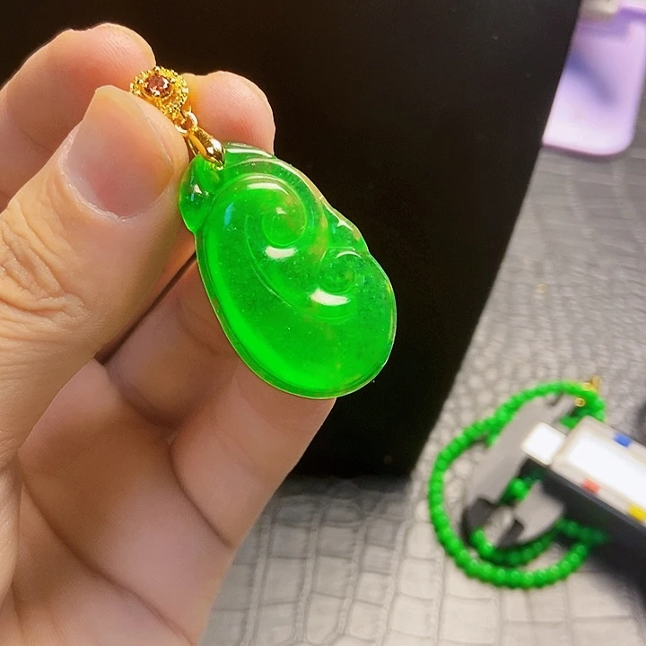 翡翠18K金镶嵌颈饰