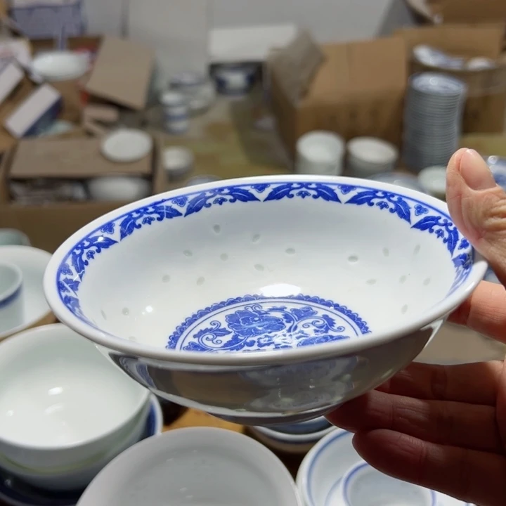 碗青花玲珑牡丹荷叶碗