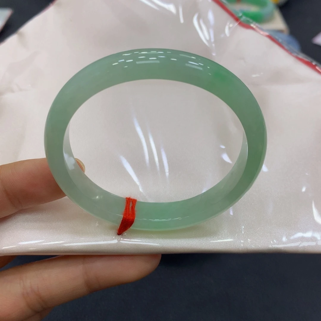 翡翠手镯未镶嵌翡翠