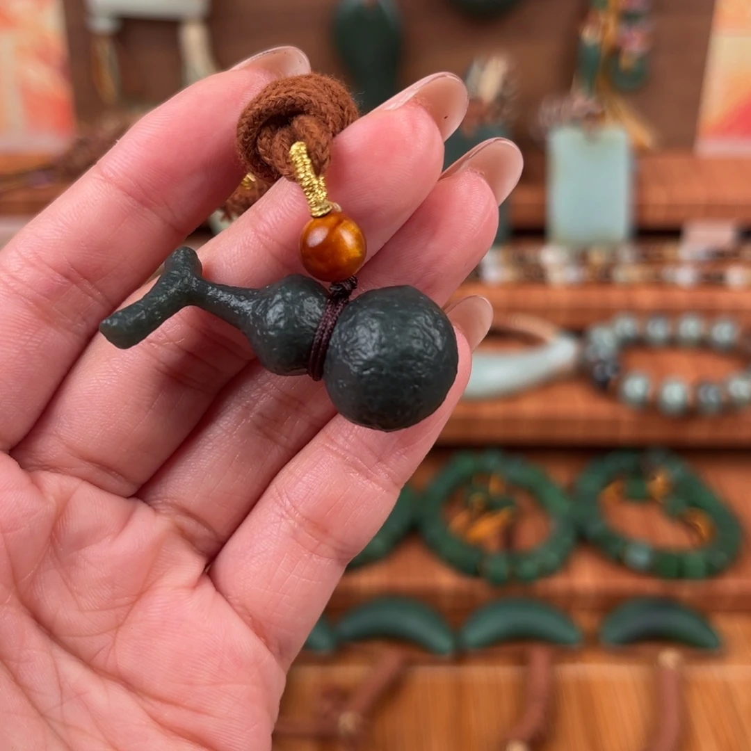 大***梅和田玉（糖玉）未镶嵌颈饰