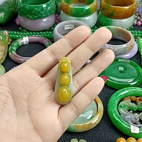 翡翠挂件未镶嵌翡翠