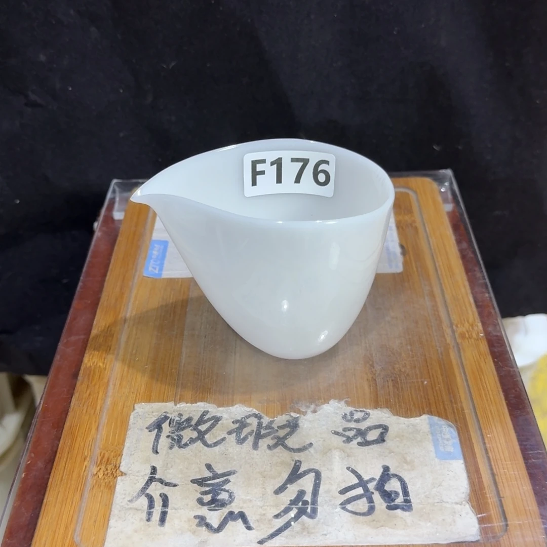 微瑕疵介意勿拍陶瓷器皿H211