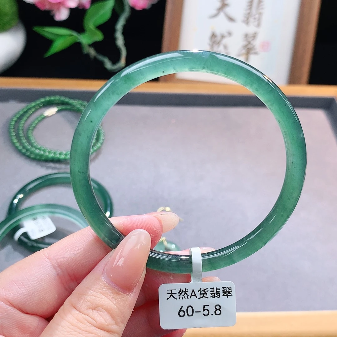 未镶嵌手镯（圆镯）翡翠
